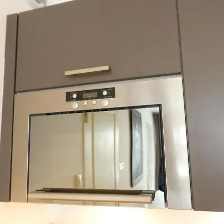 Lovely With Balcony 5min Train Station Apartment *